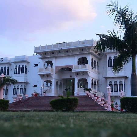 Tej Mahal Palace Bandikui Exterior photo
