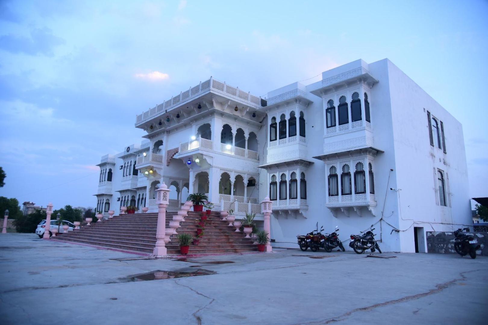 Tej Mahal Palace Bandikui Exterior photo